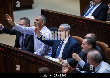 JERUSALEM, 18. November 2015 -- der israelische Premierminister Benjamin Netanjahu (3. L, Front) und die israelische Finanzministerin Moshe Kahlon (2. L, Front) Geste während der Staatshaushaltsabstimmung für 2015-2016 im Versammlungssaal der Knesset (israelisches parlament) in Jerusalem, am 18. November 2015. Das israelische parlament billigte am 19. November den Staatshaushalt für 2015-2016 nach einer nächtlichen Marathondiskussion. () MIDEAST-JERUSALEM-ISRAEL-KNESSET-BUDGET-VOTE Xinhua/JINI PUBLICATIONxNOTxINxCHN Jerusalem 18. November 2015 israelische Premierminister Benjamin Netanjahu 3. Front und israelische Finanzminister Moshe Stockfoto