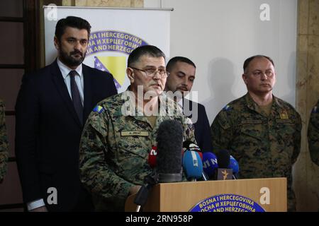 (151119) -- SARAJEVO, 19. November 2015 -- ante Jelec, Stabschef der Streitkräfte Bosnien und Herzegowinas (Bosnien und Herzegowina) spricht auf einer Pressekonferenz im Gebäude des verteidigungsministeriums in der Altstadt von Sarajevo, Bosnien und Herzegowina, 19. November 2015. Elemente des Terrorismus wurden bei der Ermordung von zwei Soldaten der Streitkräfte von Bosnien und Herzegowina (Bosnien und Herzegowina) gefunden, sagte die staatliche Ermittlungs- und Schutzbehörde (SIPA) am Donnerstag. BOSNIEN UND HERZEGOWINA-SARAJEVO-ZWEI SOLDATEN TÖTETEN HarisxMemija PUBLICATIONxNOTxINxCHN Sarajevo 19. November 2015 ante Jelec Stabschef der Streitkräfte von Bosnien und Herzegowina Stockfoto