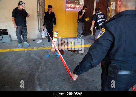 (151119) -- JERUSALEM, 19. November 2015 -- israelische Polizei versiegelt den Ort eines Messerangriffs in Tel Aviv, Israel, am 19. November 2015. Ein mit einem Messer bewaffneter Palästinenser tötete am Donnerstag zwei israelische Männer und verletzte einen weiteren in einer Kapelle an der Küste von Tel Aviv. Die Polizei identifizierte den Verdächtigen als 24-jährigen Palästinenser aus dem Westjordanland Dura, einem Dorf südwestlich von Hebron. Sein Name wurde nicht sofort veröffentlicht, aber Channel-2-TV-Nachrichten berichteten, dass er keine früheren Aufzeichnungen über die Beteiligung an Terrorakten hatte. ) ISRAEL-TEL AVIV-STECHEND JINI PUBLICATIONxNOTxINxCHN 151119 Jerusalem 19. November Stockfoto