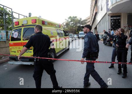 (151119) -- JERUSALEM, 19. November 2015 -- israelische Polizei versiegelt den Ort eines Messerangriffs in Tel Aviv, Israel, am 19. November 2015. Ein mit einem Messer bewaffneter Palästinenser tötete am Donnerstag zwei israelische Männer und verletzte einen weiteren in einer Kapelle an der Küste von Tel Aviv. Die Polizei identifizierte den Verdächtigen als 24-jährigen Palästinenser aus dem Westjordanland Dura, einem Dorf südwestlich von Hebron. Sein Name wurde nicht sofort veröffentlicht, aber Channel-2-TV-Nachrichten berichteten, dass er keine früheren Aufzeichnungen über die Beteiligung an Terrorakten hatte. ) ISRAEL-TEL AVIV-STECHEND JINI PUBLICATIONxNOTxINxCHN 151119 Jerusalem 19. November Stockfoto