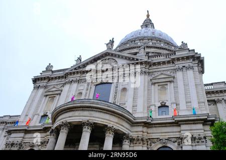 London, Großbritannien. August 2023 31. Resurgam von Bandaloop, einer vertikalen Tanzkompanie, an der Fassade der St Paul's Cathedral bei einer Weltpremiere der Veranstaltung. Die Vorstellung mit abseilenden Tänzern, die an Kabeln befestigt sind, hat ihren Titel von der Inschrift auf dem südlichen Portikus des historischen Gebäudes - Resurgam, was übersetzt heißt: „Ich werde auferstehen“. Das Stück wurde vom Greenwich+Docklands International Festival und von der City of London Corporation in Auftrag gegeben und ist im Rahmen des Bartholomew Fair-Programms zu sehen. Danksagung: Elfte Stunde Fotografie/Alamy Live News Stockfoto