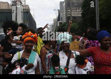 (151120) -- SAO PAULO, 20. November 2015 -- Menschen nehmen am 20. November 2015 an den Feierlichkeiten zum Tag des Schwarzen Bewusstseins in Sao Paulo, Brasilien, Teil. Der Tag des Schwarzen Bewusstseins wird jährlich in den Städten Brasiliens zu Ehren des Anführers des Landes gegen die Sklaverei Zumbi dos Palmares aus dem 17. Jahrhundert gefeiert. Rahel Patrasso) (rp) (vf) (fnc) BRASILIEN-SAO PAULO-BLACK CONSCIOUSNESS DAY-CELEBRATION e RahelxPatrasso PUBLICATIONxNOTxINxCHN 151120 Sao Paulo Nov 20 2015 Feiern Nehmen Sie an den Feierlichkeiten des Black Consciousness Day in Sao Paulo Brasilien Teil AM 20. November 2015 WIRD der Black Consciousness Day gefeiert Stockfoto