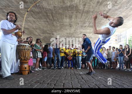 (151120) -- SAO PAULO, 20. November 2015 -- die Menschen treten Capoeira während der Feierlichkeiten des Black Consciousness Day in Sao Paulo, Brasilien, am 20. November 2015 auf. Der Tag des Schwarzen Bewusstseins wird jährlich in Städten in ganz Brasilien zu Ehren des Anführers des Landes gegen die Sklaverei Zumbi dos Palmares aus dem 17. Jahrhundert gefeiert. (rp) (vf) (fnc) BRASILIEN-SAO PAULO-BLACK CONSCIOUSNESS DAY-CELEBRATION e RahelxPatrasso PUBLICATIONxNOTxINxCHN 151120 Sao PAULO 20. November 2015 Prominente spielen Capoeira während der Feierlichkeiten des Black Consciousne in Sao Paulo Brasilien AM 20. November 2015 Stockfoto