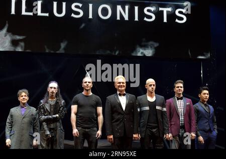 (151120) -- NEW YORK, 20. November 2015 -- Performers of THE ILLUSIONISTS - LIVE ON BROADWAY Teilnahme an einer Pressekonferenz im Neil Simon Theatre in New York, USA, 20. November 2015. THE ILLUSIONISTS, Whick brach Kassenrekorde, als es letztes Jahr sein Broadway-Debüt gab, kehrt mit einer komplett neuen Show und einer Besetzung mit drei neuen Magiern nach New York City zurück. ) US-NEW YORK-BROADWAY-THE ILLUSIONISTS WangxLei PUBLICATIONxNOTxINxCHN 151120 New York Nov 20 2015 Performers of the Illusionists Live ON Broadway nehmen an einer Pressekonferenz IM Neil Simon Theatre in New York, USA, Teil Stockfoto