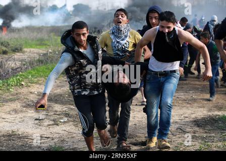 (151120) -- GAZA, 20. November 2015 -- Palästinenser evakuieren einen verletzten Demonstranten bei Zusammenstößen mit israelischen Truppen in der Nähe der Grenze zwischen Israel und dem zentralen Gazastreifen, 20. November 2015. Eine Welle der Spannungen zwischen Palästinensern und Israelis, die Anfang Oktober begann, hat sich zu gewaltsamen Konfrontationen in den palästinensischen Gebieten verschlechtert. Nach Angaben des palästinensischen gesundheitsministeriums wurden 89 Palästinenser getötet und mehr als 3.000 verwundet, während israelische Medien sagen, dass 14 Israelis bei Messerstechen und Schießereien getötet wurden. ) MIDEAST-GAZA-KONFLIKTE YasserxQudih PUBLICATIONxNOTxINxCHN 151120 GA Stockfoto