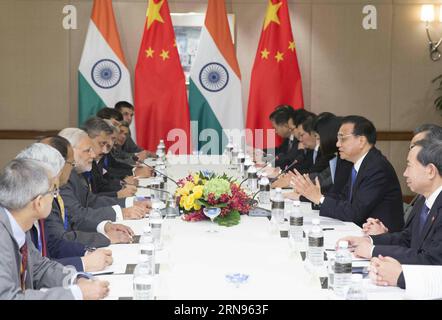 (151121) -- KUALA LUMPUR, 21. November 2015 -- der chinesische Ministerpräsident Li Keqiang (3. R) trifft sich mit dem indischen Premierminister Narendra Modi (4. L) in Kuala Lumpur, Malaysia, 21. November 2015. ) (Zwx) MALAYSIA-KUALA LUMPUR-LI KEQIANG-MODI-TREFFEN HuangxJingwen PUBLICATIONxNOTxINxCHN 151121 Kuala Lumpur 21. November 2015 Chinesischer Ministerpräsident Keqiang 3. R trifft sich mit indischen Premierministern Narendra Modes 4. L in Kuala Lumpur Malaysia 21. November 2015 zwx Malaysia Kuala Lumpur Linke Keqiang Modes Treffen HuangxICATINNCHUxCHNNN Stockfoto