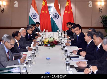 (151121) -- KUALA LUMPUR, 21. November 2015 -- der chinesische Ministerpräsident Li Keqiang (5. R) trifft sich mit dem indischen Premierminister Narendra Modi (4. L) in Kuala Lumpur, Malaysia, 21. November 2015. ) (Zwx) MALAYSIA-KUALA LUMPUR-LI KEQIANG-MODI-MEETING LixTao PUBLICATIONxNOTxINxCHN 151121 Kuala Lumpur Nov 21 2015 Chinesischer Ministerpräsident Keqiang 5. R trifft sich mit indischen Premierministern Narendra Modes 4. L in Kuala Lumpur Malaysia 21. November 2015 zwx Malaysia Kuala Lumpur Links Keqiang Modes Meeting LixTao PUBLxINN Stockfoto