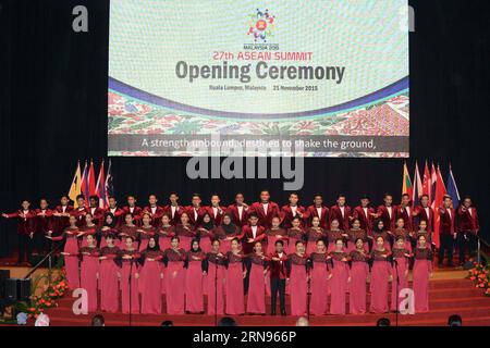 (151121) -- KUALA LUMPUR, 21. November 2015 -- Singers treten während der Eröffnungszeremonie des 27. Gipfels des Verbandes Südostasiatischer Nationen (ASEAN) in der malaysischen Hauptstadt Kuala Lumpur am 21. November 2015 auf. Die ASEAN-Staats- und Regierungschefs kamen am Samstag hier zusammen, um die Einrichtung der ASEAN-Gemeinschaft bis zum 31. Dezember dieses Jahres zu erörtern und einen Plan für ihre weitere Entwicklung bis 2025 zu erarbeiten. ) MALAYSIA-KUALA LUMPUR-ASEAN-GIPFEL-ERÖFFNUNG MaxPing PUBLICATIONxNOTxINxCHN 151121 Kuala Lumpur 21. November 2015 Singers treten während der Eröffnungszeremonie des 27. Gipfels der Vereinigung Südostasiatischer Länder auf Stockfoto