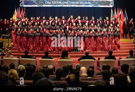 (151121) -- KUALA LUMPUR, 21. November 2015 -- Singers treten während der Eröffnungszeremonie des 27. Gipfels des Verbandes Südostasiatischer Nationen (ASEAN) in der malaysischen Hauptstadt Kuala Lumpur am 21. November 2015 auf. Die ASEAN-Staats- und Regierungschefs kamen am Samstag hier zusammen, um die Einrichtung der ASEAN-Gemeinschaft bis zum 31. Dezember dieses Jahres zu erörtern und einen Plan für ihre weitere Entwicklung bis 2025 zu erarbeiten. ) MALAYSIA-KUALA LUMPUR-ASEAN-GIPFEL-ERÖFFNUNG MaxPing PUBLICATIONxNOTxINxCHN 151121 Kuala Lumpur 21. November 2015 Singers treten während der Eröffnungszeremonie des 27. Gipfels der Vereinigung Südostasiatischer Länder auf Stockfoto