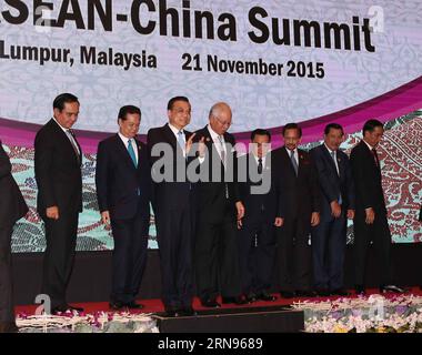 (151121) -- KUALA LUMPUR, 21. November 2015 -- der chinesische Premier Li Keqiang (3. L) posiert für ein Gruppenfoto mit ASEAN-Mitgliedern während des 18. ASEAN-China-Gipfels in Kuala Lumpur, Malaysia, 21. November 2015. ) MALAYSIA-KUALA LUMPUR-ASEAN-CHINA-GIPFEL LiuxWeibing PUBLICATIONxNOTxINxCHN 151121 Kuala Lumpur Nov 21 2015 der chinesische Premier Keqiang 3rd l posiert für ein Gruppenfoto mit ASEAN-Mitgliedern während des 18. ASEAN China-Gipfels in Kuala Lumpur Malaysia 21. November 2015 Malaysia Kuala Lumpur ASEAN China-Gipfel LiuxWeibing PUBLICATIONxNOTxINCHN Stockfoto