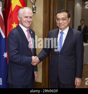 Der chinesische Premierminister Li Keqiang (R) gibt dem australischen Premierminister Malcolm Turnbull (3. L) während ihres Treffens am Rande einer Reihe regionaler Gipfeltreffen in Kuala Lumpur, Malaysia, am 21. November 2015 die Hand. ) (zhs) MALAYSIA-CHINA-AUSTRALIEN-LI KEQIANG-TURNBULL-MEETING HuangxJingwen PUBLICATIONxNOTxINxCHN der chinesische Premierminister Keqiang r schüttelt die Hände mit dem australischen Premierminister Malcolm Turnbull 3. L während ihres Treffens AM Rande einer Reihe von Regionalgipfeln in Kuala Lumpur, Malaysia, 21. November 2015 zhs, Malaysia, China, Australien, verließ das Treffen von KeqPICATiang Stockfoto