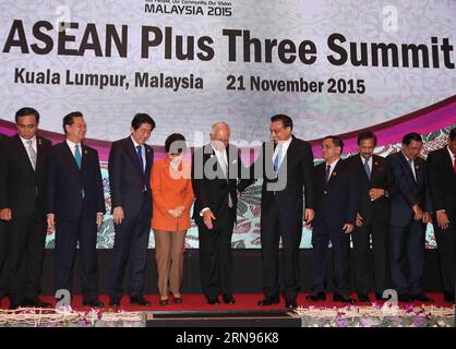 Der chinesische Premier Li Keqiang (4. R) posiert für ein Gruppenfoto während des 18. ASEAN-China-, Japan- und Südkorea-Treffens (10+3) in Kuala Lumpur, Malaysia, 21. November 2015. )(mcg) MALAYSIA-KUALA LUMPUR-LI KEQIANG-ASEAN PLUS DREI GIPFELTREFFEN LiuxWeibing PUBLICATIONxNOTxINxCHN Chinesischer Ministerpräsident Keqiang 4. R posiert für ein Gruppenfoto während des 18. ASEAN China Japan und Südkorea 10 3 Staats- und Regierungschefs treffen in Kuala Lumpur Malaysia 21. November 2015 mcg Malaysia Linke Keqiang ASEAN plus drei Gipfel LiuxWeibing PUBLICATIONxNOTxINxCHN Stockfoto