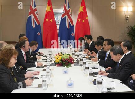 KUALA LUMPUR, 21. November 2015 -- der chinesische Premierminister Li Keqiang (3. R) trifft sich mit Neuseelands Premierminister John Key (C L) in Kuala Lumpur, Malaysia, 21. November 2015.) (Zwx) MALAYSIA-CHINA-NEUSEELAND-TREFFEN HuangxJingwen PUBLICATIONxNOTxINxCHN Kuala Lumpur 21. November 2015 Chinesischer Ministerpräsident Keqiang 3. R trifft sich mit den neuseeländischen Ministerpräsidenten John Key C l in Kuala Lumpur Malaysia 21. November 2015 zwx Malaysia China Neuseeland Treffen HuangxJingwen PUBLICATIONxNOTxINxCHN Stockfoto