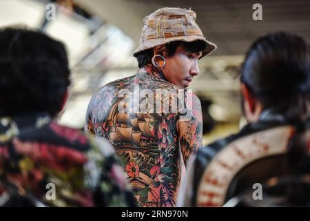 (151122) -- PEKING, 22. November 2015 -- Ein Mann demonstriert sein Tattoo vor Richtern während des MBK Tattoo Contest in Bangkok, Thailand, 14. November 2015. ) Xinhua Photo Weekly Choices LixMangmang PUBLICATIONxNOTxINxCHN 151122 Peking 22. November 2015 ein Mann demonstriert sein Tattoo vor den Richtern während des MBK Tattoo Contest in Bangkok Thai Country 14. November 2015 XINHUA Photo Weekly Choices LixMangmang PUBLICATIONxNOTxINxCHN Stockfoto