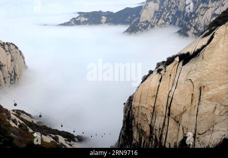 (151122) -- PEKING, 22. November 2015 -- der Berg Huashan ist von Wolken und Nebel umgeben in der nordwestlichen chinesischen Provinz Shaanxi, 14. November 2015. ) Xinhua Photo Weekly choices TaoxMing PUBLICATIONxNOTxINxCHN 151122 Peking 22. November 2015 der Berg Huashan IST von Wolken und Nebel umgeben in Nordwestchina Provinz S Shaanxi 14. November 2015 XINHUA Photo Weekly choices TaoxMing PUBLICATIONxNOTxINxCHN Stockfoto