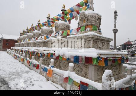 (151122) -- HOHHOT, 22. November 2015 -- Foto aufgenommen am 22. November 2015 zeigt die Schneelandschaft des Dazhao-Tempels in Hohhot, der Hauptstadt der Autonomen Region Innere Mongolei in Nordchina. Starke Schneefälle trafen am Sonntag auf ein weites Gebiet Nordchinas, was den Verkehr in Peking, Tianjin und der Autonomen Region der Inneren Mongolei unterbrach. ) (wf) CHINA-INNER MONGOLIA-SNOWFALL (CN) ShaoxKun PUBLICATIONxNOTxINxCHN 151122 Hohhot Nov 22 2015 Foto aufgenommen AM 22. November 2015 zeigt die Schneelandschaft des Dazhao-Tempels in der Hauptstadt von Hohhot in Nordchina S Innere Mongolei Autonome Region Schwere Schneefälle trafen ein weites Gebiet Nordchina Stockfoto