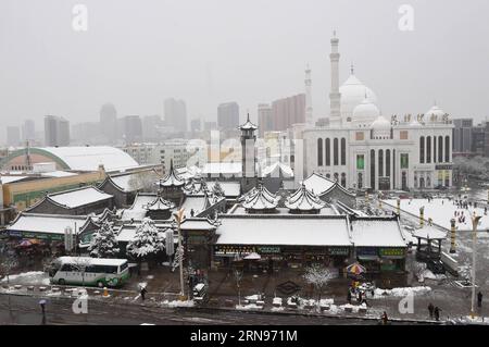 (151122) -- HOHHOT, 22. November 2015 -- Foto aufgenommen am 22. November 2015 zeigt eine schneebedeckte Moschee in Hohhot, der Hauptstadt der Autonomen Region Innere Mongolei in Nordchina. Starke Schneefälle trafen am Sonntag auf ein weites Gebiet Nordchinas, was den Verkehr in Peking, Tianjin und der Autonomen Region der Inneren Mongolei unterbrach. ) (wf) CHINA-INNER MONGOLIA-SNOWFALL (CN) ShaoxKun PUBLICATIONxNOTxINxCHN 151122 Hohhot Nov 22 2015 Foto aufgenommen AM 22. November 2015 zeigt eine schneebedeckte Moschee in Hohhot Hauptstadt Nordchina S Inner Mongolia Autonomous Region AM Sonntag traf ein großer Teil Nordchinas schwere Schneefälle, die den Verkehr stören Stockfoto