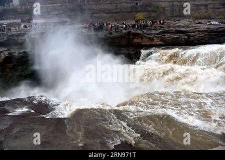 (151122) -- PEKING, 22. November 2015 -- Touristen besuchen den Hukou Watterfall des Gelben Flusses im Jixian County, nordchinesische Provinz Shanxi, 16. November 2015. ) Xinhua Foto wöchentliche Entscheidungen ZhanxYan PUBLICATIONxNOTxINxCHN 151122 Peking 22 November 2015 Touristen besuchen den Hukou Wasserfall des Gelben Flusses in Jixian County Nordchina S Shanxi Provinz 16 November 2015 XINHUA Foto wöchentliche Entscheidungen ZhanxYan PUBLICATIONxNOTxINxCHN Stockfoto