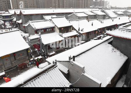 (151122) -- HOHHOT, 22. November 2015 -- Foto aufgenommen am 22. November 2015 zeigt die Schneelandschaft in Hohhot, der Hauptstadt der Autonomen Region Innere Mongolei in Nordchina. Starke Schneefälle trafen am Sonntag auf ein weites Gebiet Nordchinas, was den Verkehr in Peking, Tianjin und der Autonomen Region der Inneren Mongolei unterbrach. ) (wf) CHINA-INNER MONGOLIA-SNOWFALL (CN) ShaoxKun PUBLICATIONxNOTxINxCHN 151122 Hohhot Nov 22 2015 Foto aufgenommen AM 22. November 2015 zeigt die Schneelandschaft in Hohhot Hauptstadt Nordchina S Inner Mongolia Autonomous Region AM Sonntag erschütterte ein großer Teil Nordchinas den Verkehr in Peking T Stockfoto