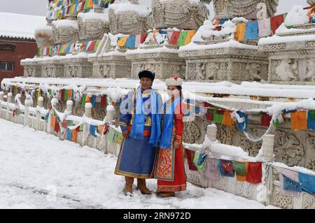 (151122) -- HOHHOT, 22. November 2015 -- Menschen posieren im Dazhao-Tempel in Hohhot, Hauptstadt der Autonomen Region Innere Mongolei in Nordchina, 22. November 2015. Starke Schneefälle trafen am Sonntag auf ein weites Gebiet Nordchinas, was den Verkehr in Peking, Tianjin und der Autonomen Region der Inneren Mongolei unterbrach. ) (wf) CHINA-INNER MONGOLIA-SNOWFALL (CN) ShaoxKun PUBLICATIONxNOTxINxCHN 151122 Hohhot Nov 22 2015 Prominente posieren IM Dazhao-Tempel in Hohhot Hauptstadt Nordchina S Inner Mongolia Autonomous Region Nov 22 2015 Starkschneefall traf AM Sonntag ein weites Gebiet Nordchinas und störte den Verkehr in Peking Tianj Stockfoto