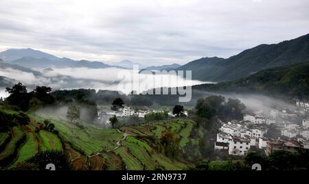 (151122) -- PEKING, 22. Nov. 2015 -- Foto aufgenommen am 15. Nov. 2015 zeigt die Morgenlandschaft im Dorf Jiangling im Kreis Wuyuan, ostchinesische Provinz Jiangxi. ) Xinhua Photo Weekly choices HuxDunhuang PUBLICATIONxNOTxINxCHN 151122 Peking 22. November 2015 Foto aufgenommen AM 15. November 2015 zeigt die morgendliche Landschaft IM Jiangling Village in Wuyuan County Ostchina S Jiangxi Provinz XINHUA Photo Weekly choices HuxDunhuang PUBLICATIONxNOTxINxCHN Stockfoto