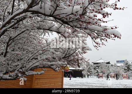 (151122) -- HOHHOT, 22. November 2015 -- Foto aufgenommen am 22. November 2015 zeigt die Schneelandschaft in Hohhot, der Hauptstadt der Autonomen Region Innere Mongolei in Nordchina. Starke Schneefälle trafen am Sonntag auf ein weites Gebiet Nordchinas, was den Verkehr in Peking, Tianjin und der Autonomen Region der Inneren Mongolei unterbrach. ) (wf) CHINA-INNER MONGOLIA-SNOWFALL (CN) ShaoxKun PUBLICATIONxNOTxINxCHN 151122 Hohhot Nov 22 2015 Foto aufgenommen AM 22. November 2015 zeigt die Schneelandschaft in Hohhot Hauptstadt Nordchina S Inner Mongolia Autonomous Region AM Sonntag erschütterte ein großer Teil Nordchinas den Verkehr in Peking T Stockfoto