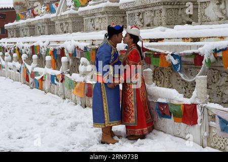 (151122) -- HOHHOT, 22. November 2015 -- Menschen posieren im Dazhao-Tempel in Hohhot, Hauptstadt der Autonomen Region Innere Mongolei in Nordchina, 22. November 2015. Starke Schneefälle trafen am Sonntag auf ein weites Gebiet Nordchinas, was den Verkehr in Peking, Tianjin und der Autonomen Region der Inneren Mongolei unterbrach. ) (wf) CHINA-INNER MONGOLIA-SNOWFALL (CN) ShaoxKun PUBLICATIONxNOTxINxCHN 151122 Hohhot Nov 22 2015 Prominente posieren IM Dazhao-Tempel in Hohhot Hauptstadt Nordchina S Inner Mongolia Autonomous Region Nov 22 2015 Starkschneefall traf AM Sonntag ein weites Gebiet Nordchinas und störte den Verkehr in Peking Tianj Stockfoto