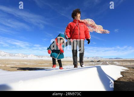 (151122) -- PEKING, 22. November 2015 -- Menschen besuchen den Sayram-See in der Mongolischen Autonomen Präfektur Bortala, Nordwestchinas Autonome Region Xinjiang Uygur, 15. November 2015. ) Xinhua Photo Weekly choices ShenxZhijun PUBLICATIONxNOTxINxCHN 151122 Peking 22. November 2015 Prominente besuchen den Sayram See in der Mongolischen Autonomen Präfektur Bortala Nordwest China S Xinjiang Uygur Autonomous Region Nov 15 2015 XINHUA Photo Weekly choices PUBLICATIONxNOTxCHN Stockfoto