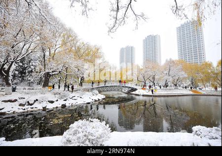 (151122) -- HOHHOT, 22. Nov. 2015 -- Foto aufgenommen am 22. Nov. 2015 zeigt Manduhai Park in Hohhot, Nordchinas Autonome Region Innere Mongolei. Starke Schneefälle trafen am Sonntag auf ein weites Gebiet Nordchinas, was den Verkehr in Peking, Tianjin und der Autonomen Region der Inneren Mongolei unterbrach. ) (dhf) CHINA-HOHHOT-SNOWFALL (CN) LianxZhen PUBLICATIONxNOTxINxCHN 151122 Hohhot Nov 22 2015 Foto aufgenommen AM 22. November 2015 Shows Park in Hohhot Nordchina S Innere Mongolei Autonome Region AM Sonntag traf starker Schneefall ein weites Gebiet von Nordchina und störte den Verkehr in Peking Tianjin und Innere Mongolei Autonome Region Stockfoto