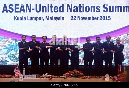 (151122) -- KUALA LUMPUR, 22. November 2015 -- UN-Generalsekretär Ban Ki-moon (4. L) posiert für ein Familienfoto mit führenden Persönlichkeiten und Vertretern der ASEAN-Vereinigung auf dem 7. ASEAN-UN-Gipfel in Kuala Lumpur, Malaysia, am 22. November 2015. ) MALAYSIA-KUALA LUMPUR-ASEAN-UN-DIPLOMATIE-GIPFEL ZhaoxDanhui PUBLICATIONxNOTxINxCHN 151122 Kuala Lumpur 22. November 2015 UN-Generalsekretär Ban KI Moon 4th l posiert für ein Familienfoto mit ASEAN-Führern und Vertretern der Vereinigung südostasiatischer Nationen BEIM 7. ASEAN-UN-Gipfel in Kuala Lumpur Malaysia 22. November 2015 Malaysia Kuala L Stockfoto