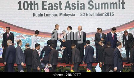 (151122) -- KUALA LUMPUR, 22. November 2015 -- der chinesische Premier Li Keqiang gibt dem US-Präsidenten Barack Obama beim 10. Ostasiengipfel in Kuala Lumpur, Malaysia, am 22. November 2015 die Hand. )(mcg) MALAYSIA-KUALA LUMPUR-CHINA-LI KEQIANG-OSTASIENGIPFEL HuangxJingwen PUBLICATIONxNOTxINxCHN 151122 Kuala Lumpur 22. November 2015 der chinesische Premierminister Keqiang schüttelt die Hände mit US-Präsident Barack Obama BEIM 10. Ostasiengipfel in Kuala Lumpur Malaysia 22. November 2015 mcg Malaysia Kuala Lumpur China links Keqiang Ostasiengipfel Huangxwen PUBLICATIONxNOTxINxCHN Stockfoto