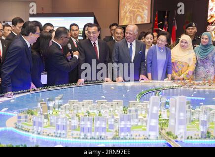 (151122) -- KUALA LUMPUR, 22. November 2015 -- der chinesische Premier Li Keqiang (4. L, Front), begleitet vom Gouverneur von Malakka Mohd Khalil Yaakob, hört der Einführung eines Industrieparks in Malakka, Malaysia, am 22. November 2015 zu. Li, begleitet von seiner Frau Cheng Hong, besuchte Malakka am Sonntag. )(mcg) MALAYSIA-MALAKKA-CHINA-LI KEQIANG-VISIT HuangxJingwen PUBLICATIONxNOTxINxCHN 151122 Kuala Lumpur 22. November 2015 Chinesischer Premier links Keqiang 4. L Front begleitet von Gouverneur von Malakka Mohd Khalil Yaakob hört die Einführung in den Industriepark in Malakka Malaysia 22. November 2015 links begleitet b Stockfoto