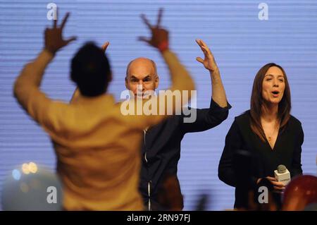 (151123) -- BUENOS AIRES, 22. November 2015 -- der gewählte Regierungschef der Autonomen Stadt Buenos Aires Horacio Rodriguez Larreta (C-Back) und die designierte Gouverneurin der Provinz Buenos Aires Maria Eugenia Vidal(R) feiern am 22. November 2015 im Wahlkampfzentrum in Buenos Aires, Argentinien. Der argentinische Parteikandidat Daniel Scioli gab Mauricio Macri von der konservativen Cambiemos (Let s Change)-Partei bei den Präsidentschaftswahlen am Sonntag eine Niederlage zu. Fernando Gens/TELAM) (rtg) (Ah) ARGENTINIEN-BUENOS AIRES-POLITICS-ELECTIONS e TELAM PUBLICATIONxNOTxINxCHN 151123 Buenos Aires N Stockfoto