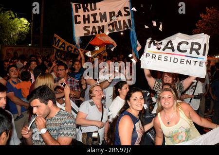 (151123) -- BUENOS AIRES, 22. November 2015 -- Unterstützer des Präsidentschaftskandidaten Mauricio Macri feiern am 22. November 2015 in der Innenstadt von San Juan, Argentinien. Der Kandidat der Regierungspartei, Daniel Scioli, erkannte die Niederlage an und gratulierte öffentlich dem neuen Präsidenten der Argentinier, dem Ingenieur Mauricio Macri, den ich gerade telefonisch begrüßte und ihm den größten Erfolg bei der Regel wünscht, die beginnen wird. Ruben Paratore/TELAM) (Ah) ARGENTINIEN-SAN JUAN-POLITICS-ELECTIONS e TELAM PUBLICATIONxNOTxINxCHN 151123 Buenos Aires Nov 22 2015 Unterstützer des Präsidentschaftskandidaten Mauricio Macri CEL Stockfoto