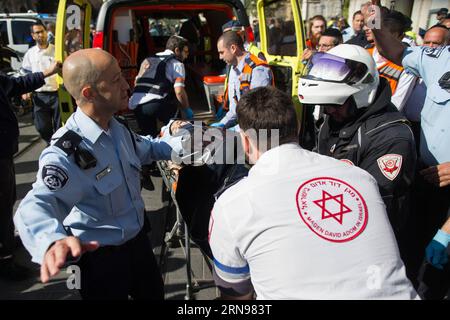 Palästinensisches Mädchen nach Attacke in Jerusalem erschossen (151123) -- JERUSALEM, 23. November 2015 -- israelische Arbeiter evakuieren die Leiche einer palästinensischen Frau am Tatort eines Messerangriffs vor dem Mahne Yehuda, einem geschäftigen Markt im Zentrum Jerusalems, am 23. November 2015. Drei palästinensische Angreifer wurden am Montag von israelischen Sicherheitskräften erschossen, nachdem sie in einer neuen Welle der Spannungen zwischen den beiden Seiten Messerangriffe gestartet hatten. (Djj) MIDEAST-JERUSALEM-MESSERANGRIFFE JINI PUBLICATIONxNOTxINxCHN palästinensisches Mädchen nach Angriff in Jerusalem erschossen 151123 Jerusalem 23. November 2015 I Stockfoto