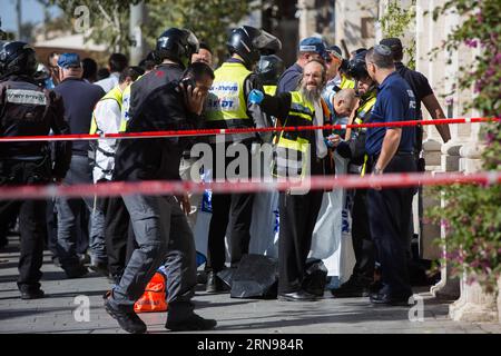 Palästinensisches Mädchen nach Attacke in Jerusalem erschossen (151123) -- JERUSALEM, 23. November 2015 -- israelische Sicherheitskräfte und Mitglieder des ZAKA-Teams (einer freiwilligen Organisation, die auf tragische Zwischenfälle in Israel reagiert) arbeiten neben der überdachten Leiche eines palästinensischen Mädchens am Ort eines Messerangriffs vor dem Mahne Yehuda, einem geschäftigen Markt im Zentrum Jerusalems, am 23. November 2015. Drei palästinensische Angreifer wurden am Montag von israelischen Sicherheitskräften erschossen, nachdem sie in einer neuen Welle der Spannungen zwischen den beiden Seiten Messerangriffe gestartet hatten. (DJJ) MIDEAST-JERUSALEM-STECHENDE ATTA Stockfoto