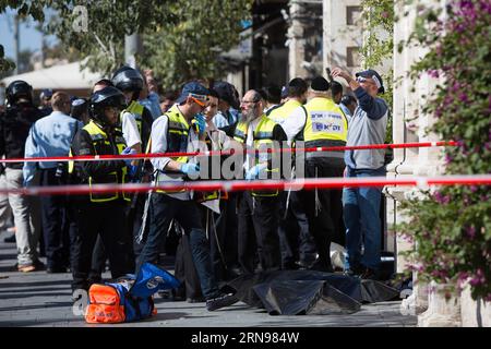 Palästinensisches Mädchen nach Attacke in Jerusalem erschossen (151123) -- JERUSALEM, 23. November 2015 -- israelische Sicherheitskräfte und Mitglieder des ZAKA-Teams (einer freiwilligen Organisation, die auf tragische Zwischenfälle in Israel reagiert) arbeiten neben der überdachten Leiche eines palästinensischen Mädchens am Ort eines Messerangriffs vor dem Mahne Yehuda, einem geschäftigen Markt im Zentrum Jerusalems, am 23. November 2015. Drei palästinensische Angreifer wurden am Montag von israelischen Sicherheitskräften erschossen, nachdem sie in einer neuen Welle der Spannungen zwischen den beiden Seiten Messerangriffe gestartet hatten. (DJJ) MIDEAST-JERUSALEM-STECHENDE ATTA Stockfoto