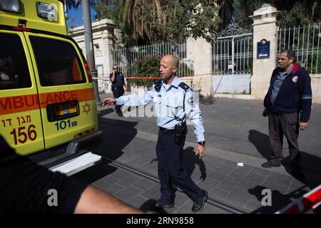 Palästinensisches Mädchen nach Attacke in Jerusalem erschossen (151123) -- JERUSALEM, 23. November 2015 -- israelische Sicherheitskräfte arbeiten am Tatort eines Messerangriffs vor dem Mahne Yehuda, einem geschäftigen Markt im Zentrum Jerusalems, am 23. November 2015. Drei palästinensische Angreifer wurden am Montag von israelischen Sicherheitskräften erschossen, nachdem sie in einer neuen Welle der Spannungen zwischen den beiden Seiten Messerangriffe gestartet hatten. (Djj) MIDEAST-JERUSALEM-STECHENDE ANGRIFFE JINI PUBLICATIONxNOTxINxCHN palästinensisches Mädchen nach Angriff in Jerusalem erschossen 151123 Jerusalem 23. November 2015 Arbeit der israelischen Sicherheitskräfte Stockfoto