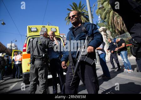 Palästinensisches Mädchen nach Attacke in Jerusalem erschossen (151123) -- JERUSALEM, 23. November 2015 -- israelische Sicherheitskräfte stehen am 23. November 2015 vor einem Messerangriff vor dem Mahne Yehuda, einem geschäftigen Markt im Zentrum Jerusalems, wachsam. Drei palästinensische Angreifer wurden am Montag von israelischen Sicherheitskräften erschossen, nachdem sie in einer neuen Welle der Spannungen zwischen den beiden Seiten Messerangriffe gestartet hatten. (Djj) MIDEAST-JERUSALEM-MESSERANGRIFFE JINI PUBLICATIONxNOTxINxCHN palästinensisches Mädchen nach Angriff in Jerusalem erschossen 151123 Jerusalem 23. November 2015 israelische Sicherheitskräfte Stockfoto