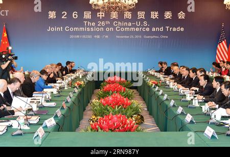 (151123) -- GUANGZHOU, 23. November 2015 -- der chinesische Vize-Premier Wang Yang, die US-Handelsministerin Penny Pritzker und der Handelsvertreter Michael Froman Co-Vorsitzender der 26. China-USA Joint Commission on Commerce and Trade in Guangzhou, Provinz Guangdong in Südchina, 23. November 2015. Die dreitägige Veranstaltung endete am Montag. )(dhf) CHINA-US-GUANGZHOU-KOMMISSION FÜR HANDEL und HANDEL (CN) LiangxXu PUBLICATIONxNOTxINxCHN 151123 Guangzhou 23. November 2015 Chinesischer Vize-Premier Wang Yang US-Handelssekretär Penny Pritzker und Handelsvertreter Michael Froman Co. Vorsitzender der 26. China U S Joint Commi Stockfoto