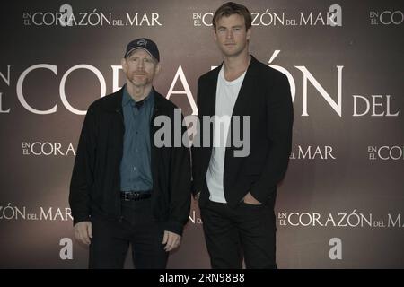 (151123) -- MEXIKO-STADT, 23. November 2015 -- der australische Schauspieler Chris Hemsworth (R) und der US-amerikanische Regisseur Ron Howard posieren während einer Werbeveranstaltung des Films im Herzen des Meeres in Mexiko-Stadt, Hauptstadt von Mexiko, am 23. November 2015. Alejandro Ayala) (rtg) (sp) MEXIKO-MEXIKO CITY-MOVIE-IN THE HEART OF THE SEA e AlejandroxAyala PUBLICATIONxNOTxINxCHN 151123 Mexico City 23. November 2015 der australische Schauspieler Chris Hemsworth r und der US-Regisseur Ron Howard posieren während einer Werbeveranstaltung des Films im Herzen des Meeres in Mexiko-Stadt Hauptstadt von Mexiko ON November 2015 Alejandro Ayala RTG SP Stockfoto