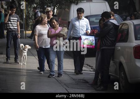 (151123) -- MEXIKO-STADT, 23. November 2015 -- Menschen bleiben nach einem Erdbeben von 5,4 Grad auf der Richter-Skala in Mexiko-Stadt, Hauptstadt von Mexiko, am 23. November 2015 vor einer Schule. Der mexikanische nationale seismologische Dienst teilte mit, dass sich das Epizentrum des Erdbebens 44 km nordöstlich der Stadt San Marcos im südlichen Bundesstaat Guerrero befand. Alejandro Ayala) (rtg) (Ah) MEXIKO-MEXIKO STADT-UMWELT-ERDBEBEN und AlejandroxAyala PUBLICATIONxNOTxINxCHN 151123 Mexiko-Stadt 23. November 2015 Prominente bleiben nach einem Erdbeben von 5 4 Grad in der Richterskala vor einer Schule Stockfoto