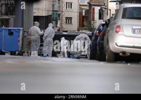 (151124) -- ATHEN, 24. November 2015 -- forensische Experten der Polizei suchen am Ort einer Explosion im Zentrum von Athen, Griechenland, am 24. November 2015 nach Beweisen. Ein Bombenanschlag ereignete sich vor den Büros der griechischen Wirtschaftsföderation (SEV) im Zentrum Athens und verursachte materielle Schäden, aber keine Verletzungen, laut Polizei. GRIECHENLAND-ATHEN-ANGRIFF MariosxLolos PUBLICATIONxNOTxINxCHN 151124 Athen 24. November 2015 Polizeiforensische Experten AM Ort der Explosion in Mittelgriechenland AM 24. November 2015 kam es zu einem Bombenanschlag vor den Büros der griechischen Wirtschaftsföderation ETS in CEN Stockfoto