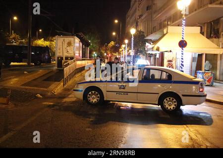 (151124) -- ATHEN, 24. November 2015 -- Polizisten arbeiten in der Nähe des Ortes einer Explosion im Zentrum von Athen, Griechenland, am 24. November 2015. Ein Bombenanschlag ereignete sich vor den Büros der griechischen Wirtschaftsföderation (SEV) im Zentrum Athens und verursachte materielle Schäden, aber keine Verletzungen, laut Polizei. GRIECHENLAND-ATHEN-ANGRIFF MariosxLolos PUBLICATIONxNOTxINxCHN 151124 Athen 24. November 2015 Polizisten arbeiten in der Nähe des Aufstellungsortes der Explosion in Mittelgriechenland AM 24. November 2015 kam es zu einem Bombenanschlag außerhalb der Büros des griechischen Wirtschaftsverbands ETS in Mittelgriechenland, der materielle Schäden, aber keine Verletzungen verursachte AC Stockfoto