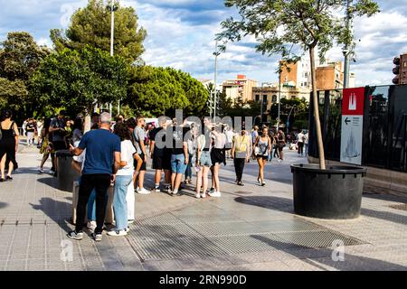 Barcelona, Spanien - 28. August 2023 Touristen, die auf der Straße von Barcelona, einer emblematischen Stadt und Hauptstadt von Catalogne in Spanien, spazieren. Stockfoto