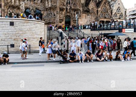 Barcelona, Spanien - 28. August 2023 Touristen, die auf der Straße von Barcelona, einer emblematischen Stadt und Hauptstadt von Catalogne in Spanien, spazieren. Stockfoto