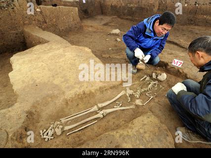 (151124) -- XI AN, 24. November 2015 -- Archäologen arbeiten an der Ausgrabungsstätte der neolithischen Stätte an den Ruinen der paläoanthropologischen Stätte des Longgang-Tempels in Hanzhong City, Provinz Shaanxi in Nordchina, 24. November 2015. Archäologen des Instituts für Wirbeltierpaläontologie und Paläoanthropologie der Chinesischen Akademie der Wissenschaften und des Shaanxi Archaeological Institute haben in den Ruinen des Longgang Temple Spuren menschlicher Aktivitäten gefunden, die auf über eine Million Jahre zurückreichen. Die Entdeckung beweist, dass das Hanshui-Tal auch einer der Ursprünge der alten chinesischen Zivilisation ist. Die Longgang Stockfoto