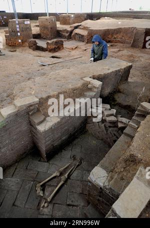 (151124) -- XI AN, 24. November 2015 -- Archäologen arbeiten an den Ruinen der paläoanthropologischen Stätte des Longgang-Tempels in der Stadt Hanzhong, Provinz Shaanxi in Nordchina, 24. November 2015. Archäologen des Instituts für Wirbeltierpaläontologie und Paläoanthropologie der Chinesischen Akademie der Wissenschaften und des Shaanxi Archaeological Institute haben in den Ruinen des Longgang Temple Spuren menschlicher Aktivitäten gefunden, die auf über eine Million Jahre zurückreichen. Die Entdeckung beweist, dass das Hanshui-Tal auch einer der Ursprünge der alten chinesischen Zivilisation ist. Die Ruinen des Longgang Temple wurden in den 1980er Jahren entdeckt Seit 2 Stockfoto