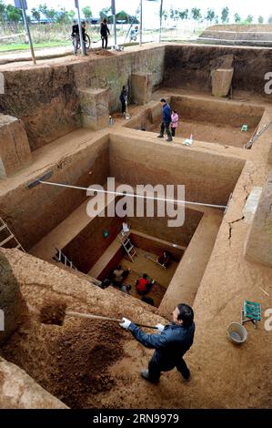 (151124) -- XI AN, 24. November 2015 -- Archäologen arbeiten an den Ruinen der paläoanthropologischen Stätte des Longgang-Tempels in der Stadt Hanzhong, Provinz Shaanxi in Nordchina, 24. November 2015. Archäologen des Instituts für Wirbeltierpaläontologie und Paläoanthropologie der Chinesischen Akademie der Wissenschaften und des Shaanxi Archaeological Institute haben in den Ruinen des Longgang Temple Spuren menschlicher Aktivitäten gefunden, die auf über eine Million Jahre zurückreichen. Die Entdeckung beweist, dass das Hanshui-Tal auch einer der Ursprünge der alten chinesischen Zivilisation ist. Die Ruinen des Longgang Temple wurden in den 1980er Jahren entdeckt Seit 2 Stockfoto