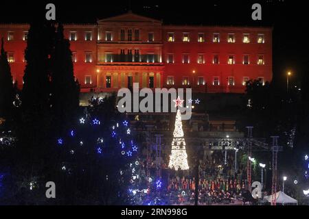 (151124) -- ATHEN, 24. Nov. 2015 -- Foto aufgenommen am 24. Nov. 2015 zeigt einen leuchtenden Weihnachtsbaum auf dem Syntagma-Platz, offizielle Weihnachtszeremonie in Athen, Griechenland, 24. Nov. 2015. ) GRIECHENLAND-ATHEN-WEIHNACHTSFEIERLICHKEITEN MariosxLolos PUBLICATIONxNOTxINxCHN 151124 Athen 24. November 2015 Foto aufgenommen AM 24. November 2015 zeigt einen leuchtenden Weihnachtsbaum AUF dem Syntagma-Platz Offizielle Weihnachtsfeierlichkeiten in Athen Griechenland 24. November 2015 Griechenland Athen Weihnachtsfeierlichkeiten MariosxLolos PUBLICATIONxNOTxINxCHN Stockfoto